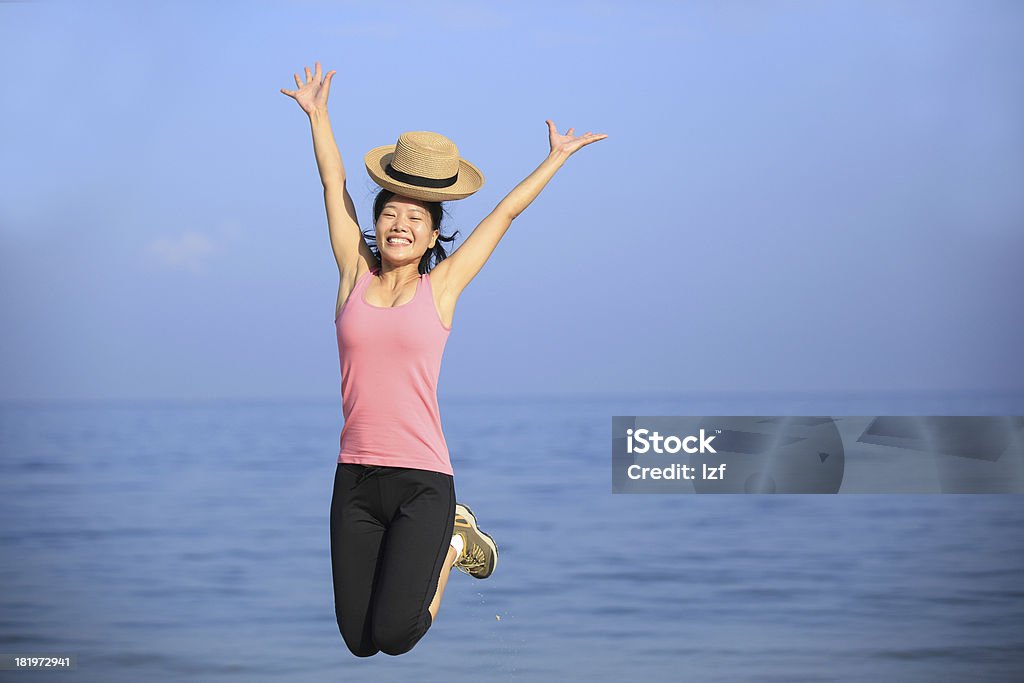 Jovem mulher asiática de férias na praia pulando - Foto de stock de Adulto royalty-free