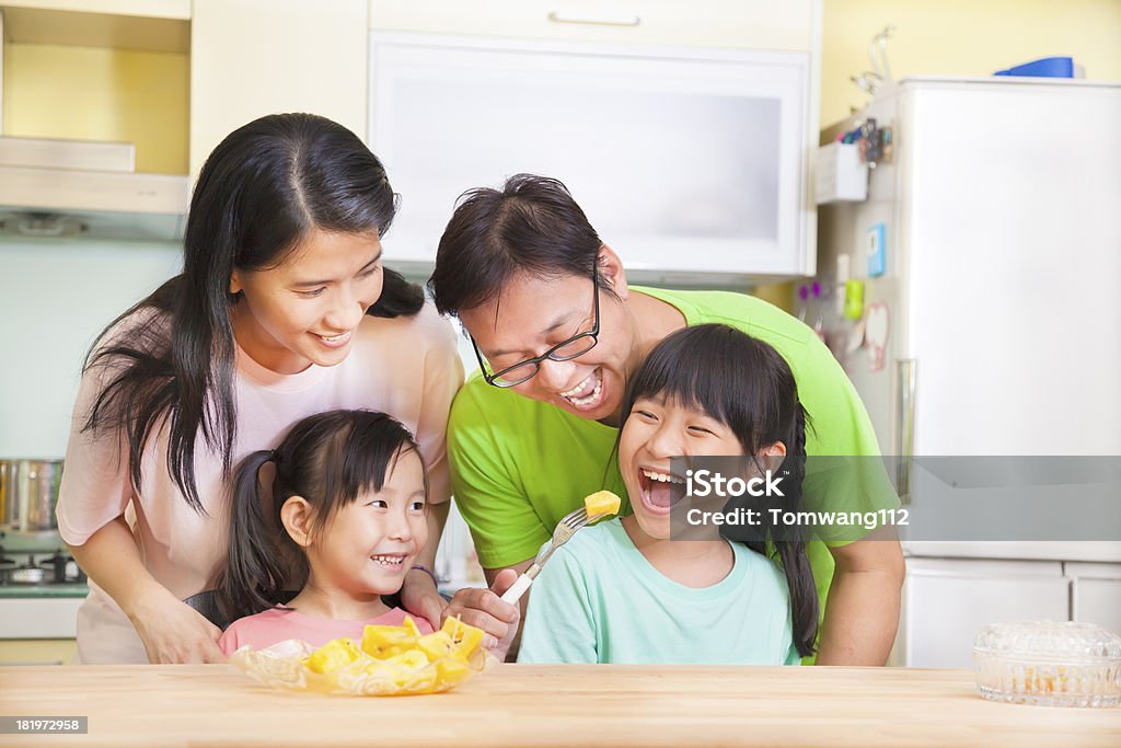 Família feliz e Menina comer frutas na cozinha - Royalty-free Adulto Foto de stock