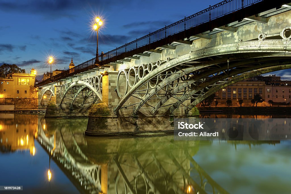 Triana ponte de Sevilha ao anoitecer - Foto de stock de Triana royalty-free