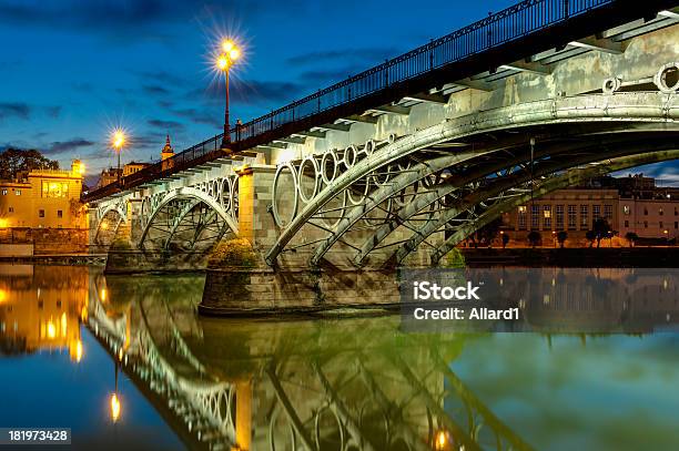 Foto de Triana Ponte De Sevilha Ao Anoitecer e mais fotos de stock de Triana - Triana, Ponte, Sevilha