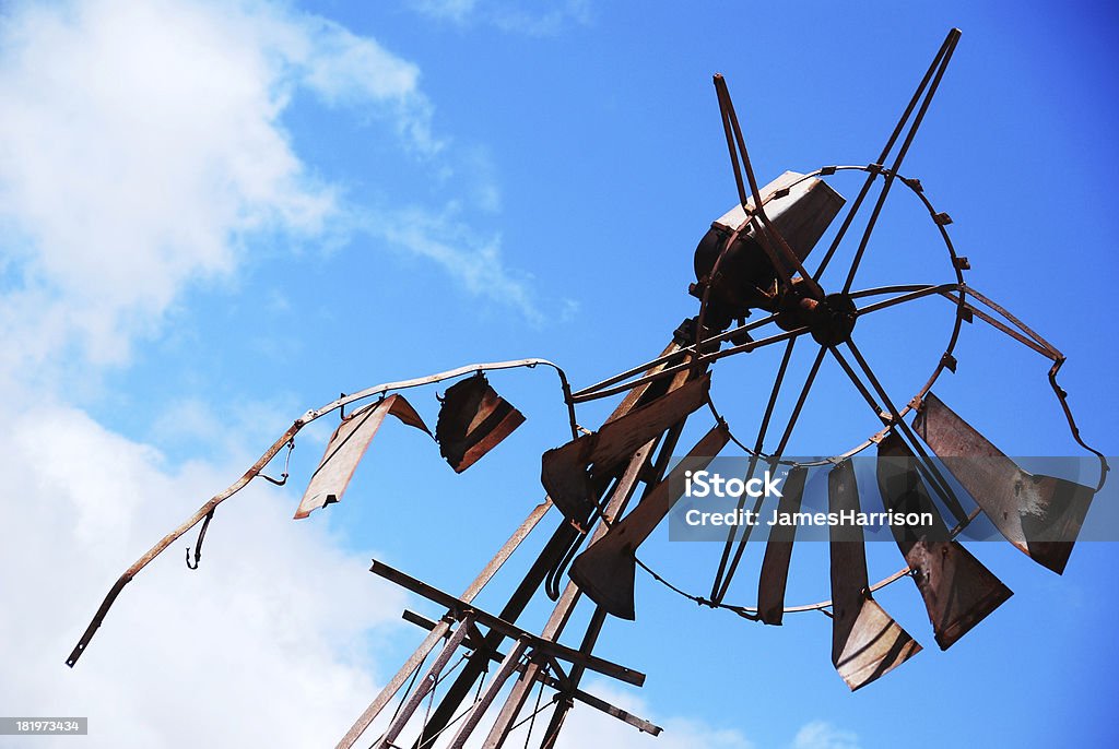 Сломанный ветряная мельница - Стоковые фото Башня роялти-фри