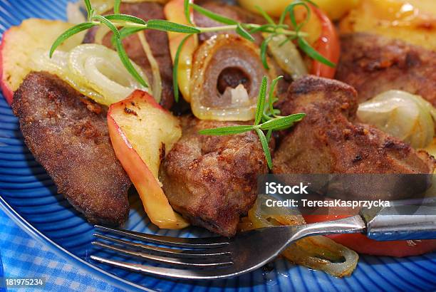 Photo libre de droit de La Turquie Foie Frit Avec Oignons Et Apple banque d'images et plus d'images libres de droit de Abats - Abats, Aliment, Aliment en portion