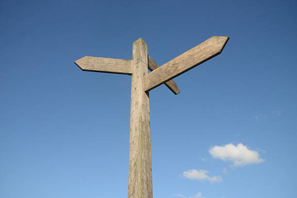 blanco poste indicador con cielo azul y nubes - blank sign post fotografías e imágenes de stock