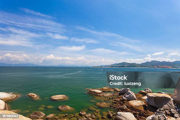 Isla Foto de stock y más banco de imágenes de Agua - Agua, Agua potable, Aire libre