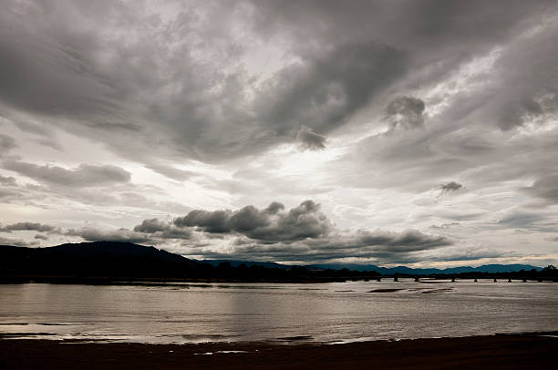 istock Landscape of Maping river and cloudy sky 181980151