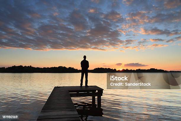 Tramonto Pensieri - Fotografie stock e altre immagini di Gettata - Gettata, Stare in piedi, Uomini