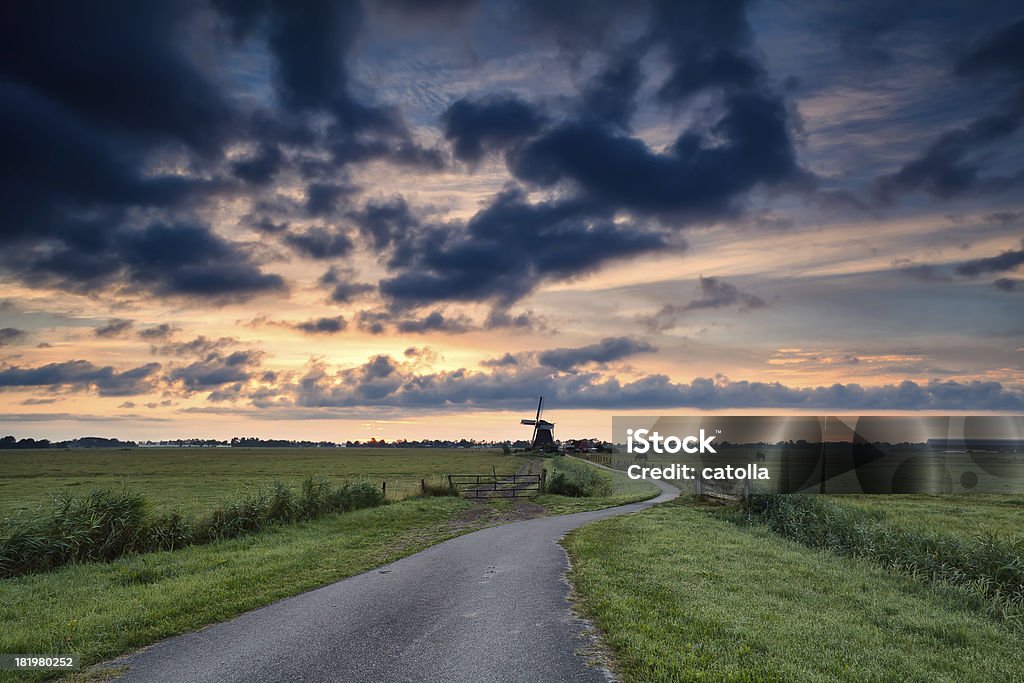 Sendero para ciclistas al molino de viento en sunrise, Holland - Foto de stock de Agricultura libre de derechos