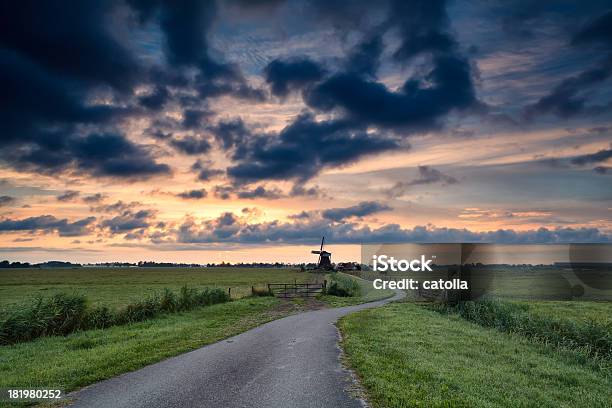 Rower Ścieżka Do Wiatrak W Sunrise Holandia - zdjęcia stockowe i więcej obrazów Bez ludzi - Bez ludzi, Bicykl, Chmura