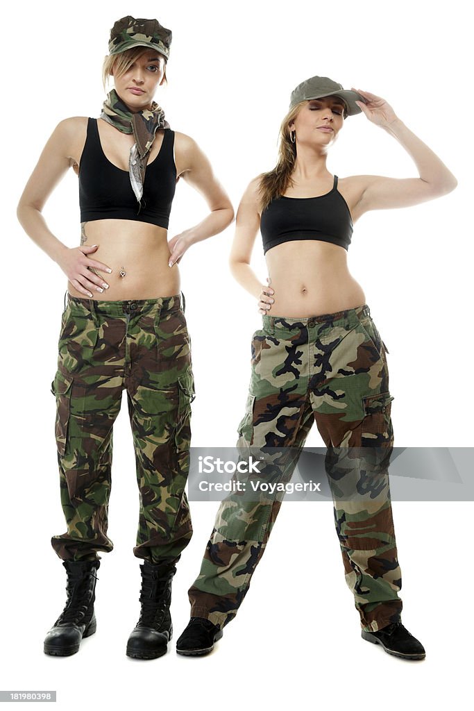 Due donne in abbigliamento militare, esercito ragazze - Foto stock royalty-free di Abbigliamento mimetico