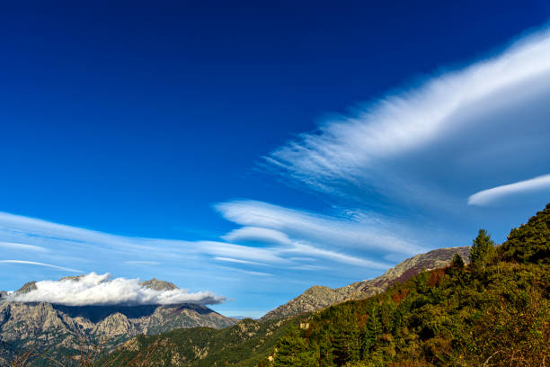 des nuages de vent sur les montagnes Corse