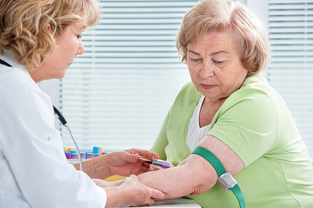 Doctor Dibujo Muestra De Sangre Del Brazo Para El Análisis De Sangre - Banco de fotos e imágenes de stock - iStock Doctor Dibujo Muestra De Sangre Del Brazo Para El Análisis De Sangre - Banco de fotos e imágenes de stock - iStock