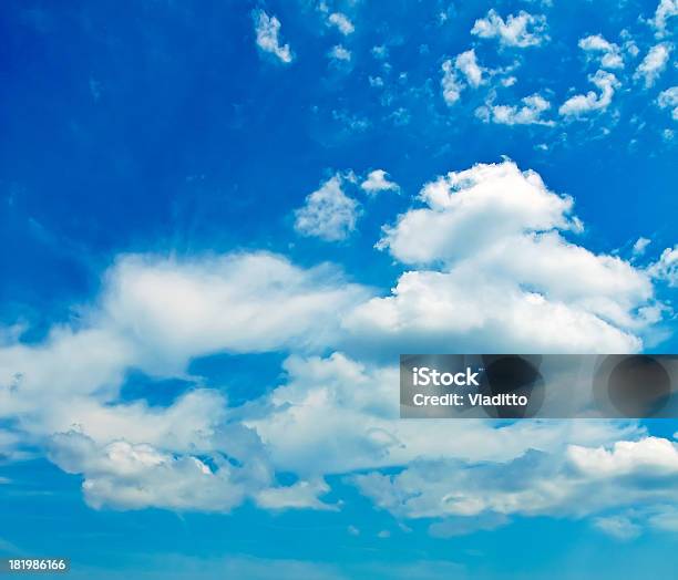 Foto de Lindo Céu Azul e mais fotos de stock de Azul - Azul, Beleza, Branco