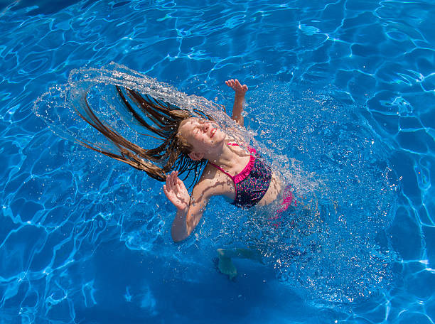 swimmingpoolgirl3 - human hair swimming pool spray little girls 뉴스 사진 이미지