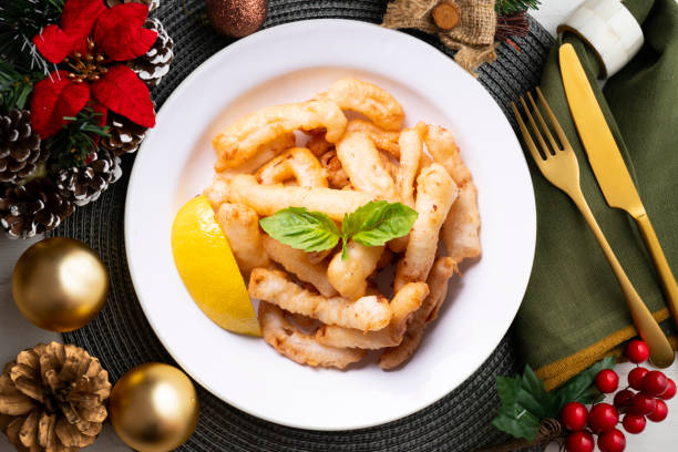 伝統的なスペインのタパ。ラバス、レモンでおいしいイカのフライ。クリスマスをモチーフにしたテーブルに盛られたクリスマスフード。 - christmas lunch mediterranean cuisine color image ストックフォトと画像