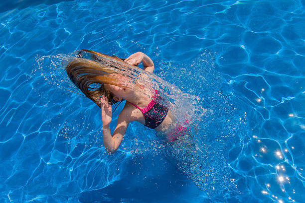 swimmingpoolgirl2 - human hair swimming pool spray little girls 뉴스 사진 이미지