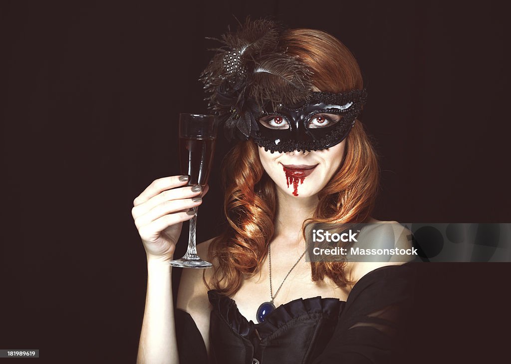 Rotes Haar Vampir Frau mit Glas Blut. - Lizenzfrei Alt Stock-Foto