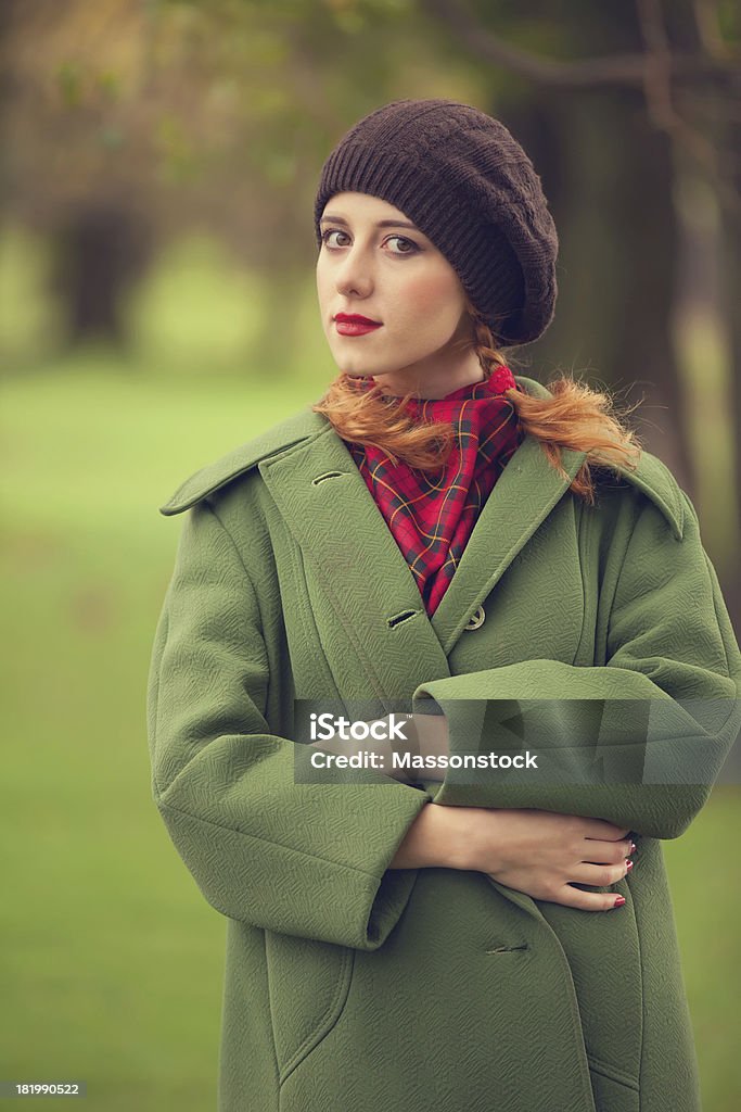 Estilo garota com Cabelo Ruivo bela outono alley. - Foto de stock de Adulto royalty-free