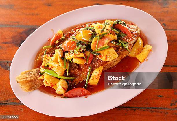 Peixe Frito Ruby Aos Com Doce Sauer E Molho Picante - Fotografias de stock e mais imagens de Alimentação Saudável