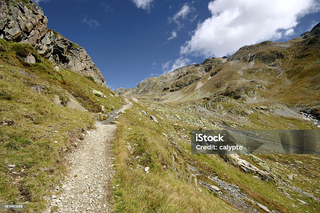 Rocky trail e valley cercado por montanhas nos Alpes Suíços - Foto de stock de Ajardinado royalty-free