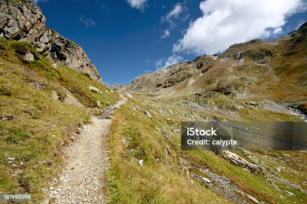 Foto de Rocky Trail E Valley Cercado Por Montanhas Nos Alpes Suíços e mais fotos de stock de Ajardinado