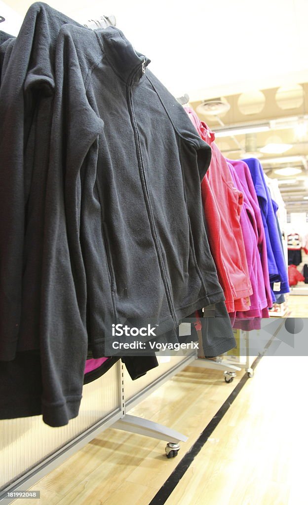 Kolekcja damskie ubrania wiszące na stojaku - Zbiór zdjęć royalty-free (Bawełna)