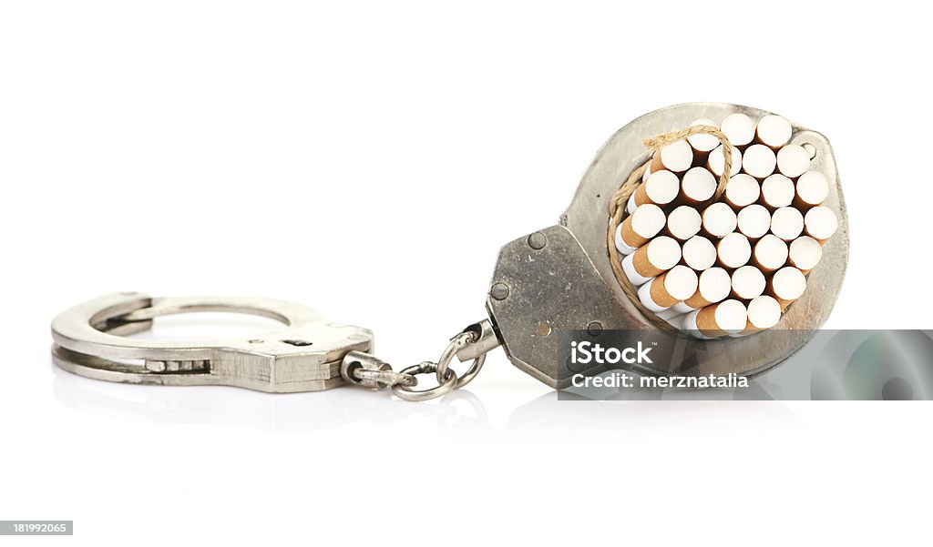 Aggiunta concetto con le sigarette e Manette - Foto stock royalty-free di Abbandonato