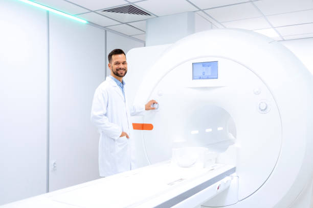 portret biegłego radiologa stojącego w gabinecie diagnostycznym mri. - brain surgery mri scanner cat scan oncology zdjęcia i obrazy z banku zdjęć