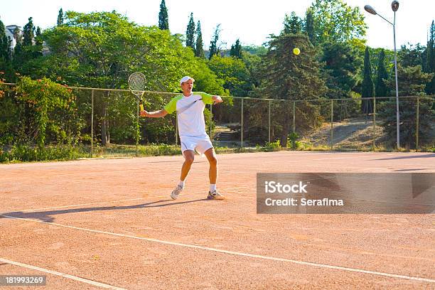 Foto de Homem Jogando Tênis e mais fotos de stock de Adulto - Adulto, Atividade, Atividades ao Ar Livre