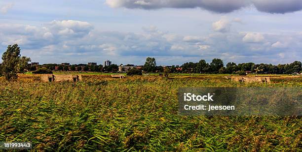 Bomba Abrigos Foto de stock y más banco de imágenes de Aire libre - Aire libre, Camuflaje, Casa