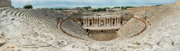 古代の円形劇場、柱、石像の頂上からのパノラマ。ヒエラポリス - hierapolis ストックフォトと画像