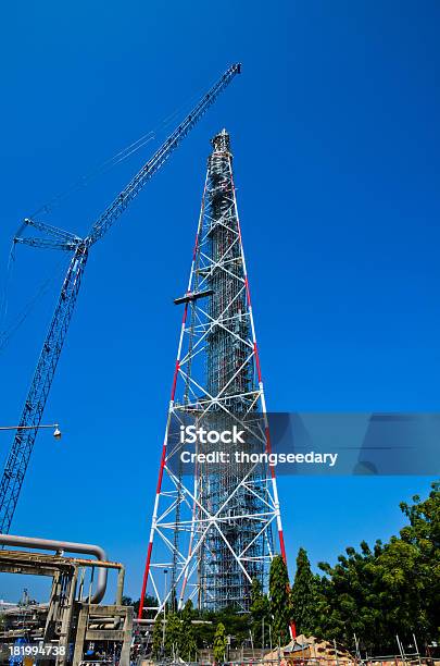 Foto de Flare Queima De Gás Em Refinaria De Planta e mais fotos de stock de Geração de Combustível e Energia - Geração de Combustível e Energia, Hidrogênio, Azul