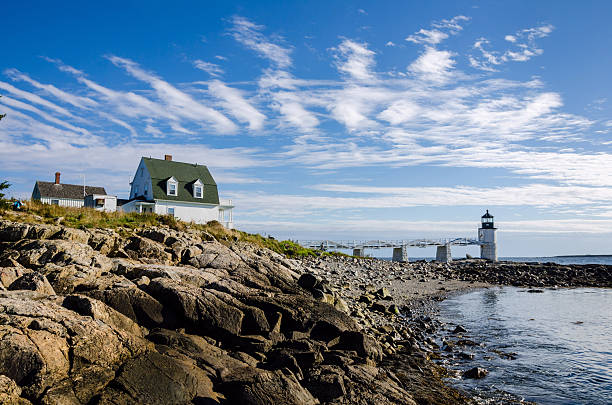 leuchtturm und bewölkten himmel - lighthouse marshall point lighthouse maine sea stock-fotos und bilder