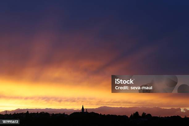 Verão Pôr Do Sol Na Cidade - Fotografias de stock e mais imagens de Amarelo - Amarelo, Anoitecer, Ao Ar Livre