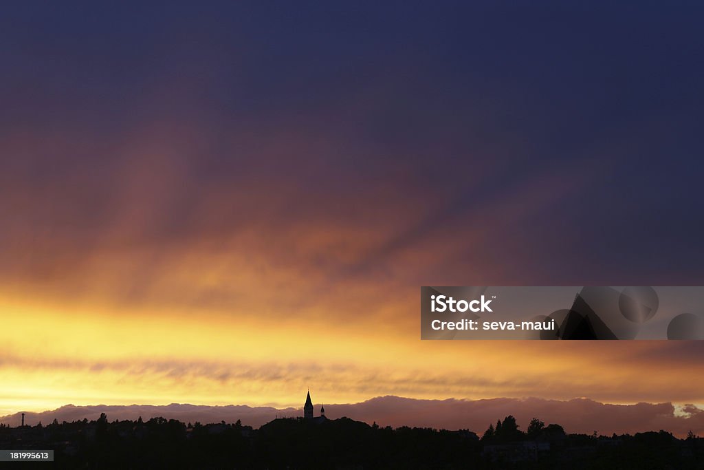 Летний закат в городе - Стоковые фото Без людей роялти-фри