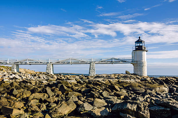 farol e céu azul com nuvens - lighthouse maine marshall point lighthouse beach - fotografias e filmes do acervo