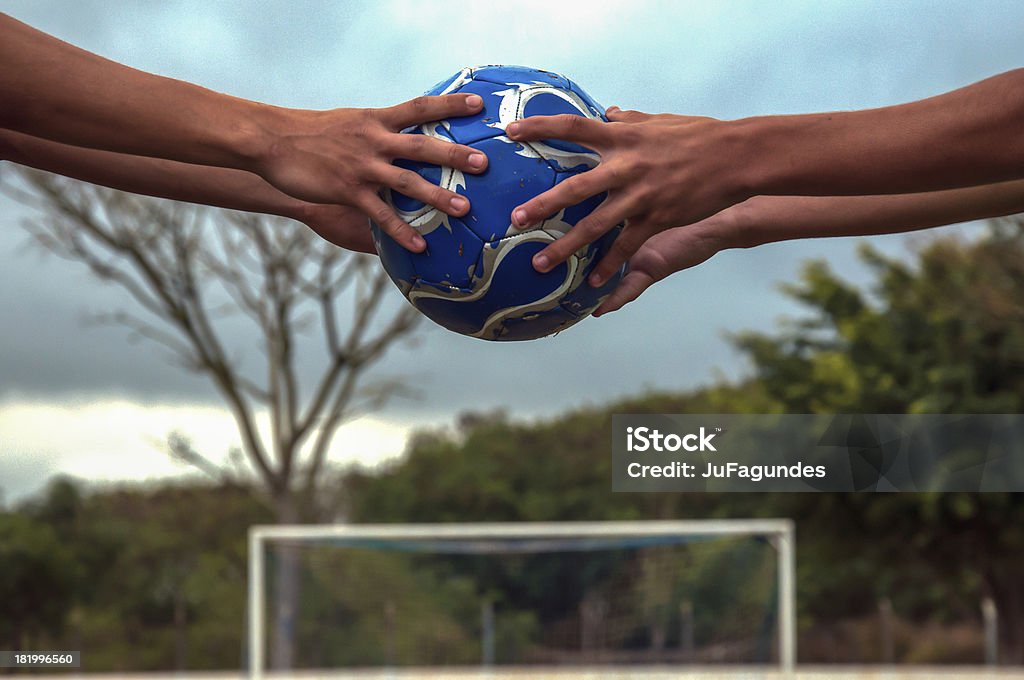 Tenere la palla - Foto stock royalty-free di Adolescente