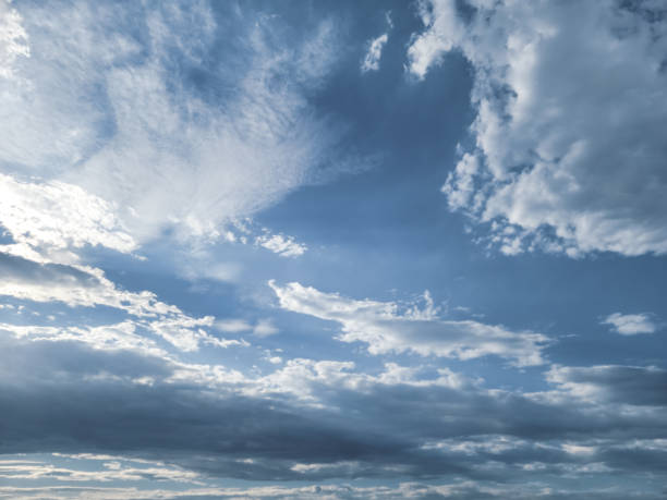 białe chmury i błękitne niebo - cirrostratus zdjęcia i obrazy z banku zdjęć