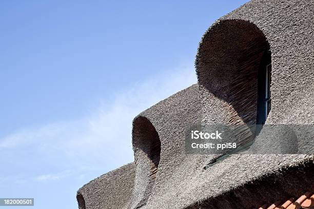 Dach Aus Stroh Auf Einer House Stockfoto und mehr Bilder von Antiker Gegenstand - Antiker Gegenstand, Architektur, Chiaroscuro