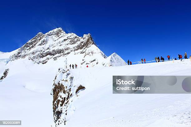 Alpine Alpi Di Jungfraujoch Paesaggio Di Montagna - Fotografie stock e altre immagini di Alpi - Alpi, Ambientazione esterna, Blu