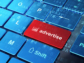 wachstum-diagramm-und-werbung-auf-comput