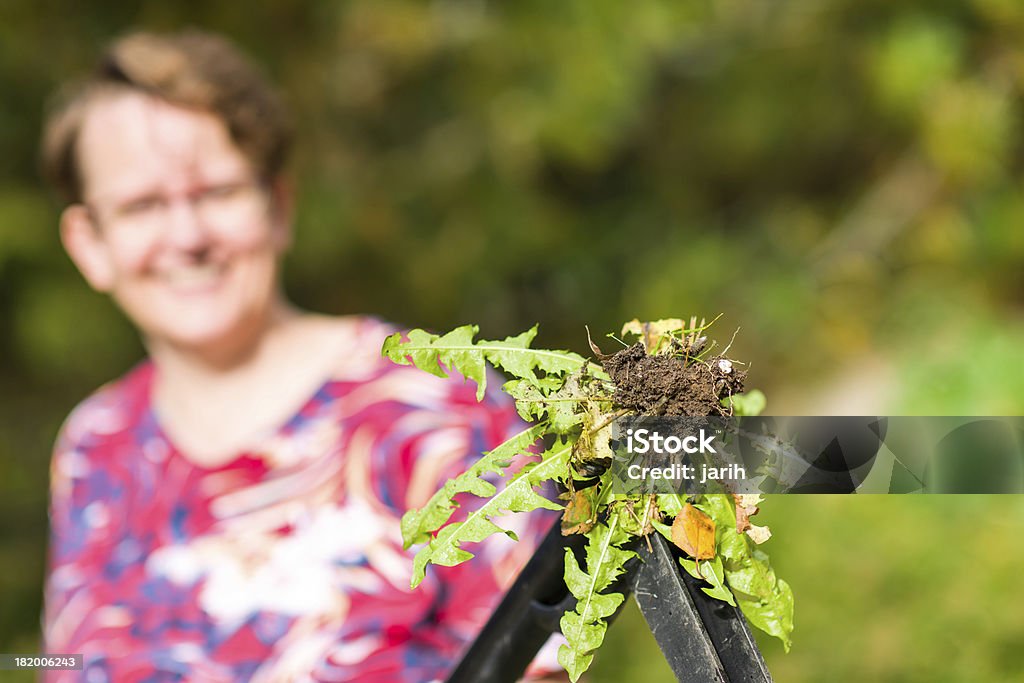 女性 weeds ある - オーガニックのロイヤリティフリーストックフォト