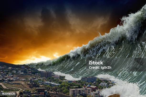 Ondas De Tsunami De - Fotografias de stock e mais imagens de Maremoto - Maremoto, Onda, Grande