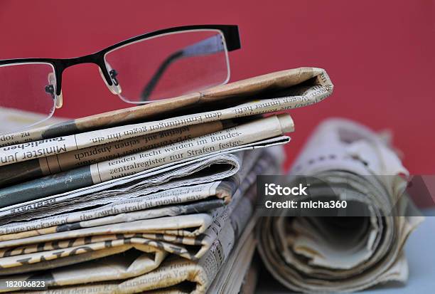 Aktuelle News Stockfoto und mehr Bilder von Brille - Brille, Daten, Farbiger Hintergrund