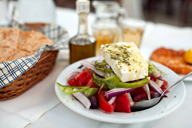 griechischer salat mit landbrot, selbstgemachten weißwein - olive oil salad mediterranean cuisine olive stock-fotos und bilder