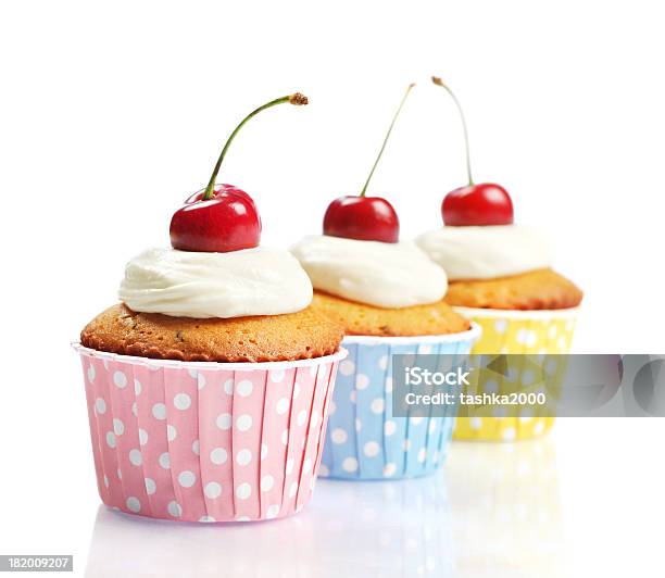 Cupcakes Mit Frische Kirsche Stockfoto und mehr Bilder von Aufschäumen - Aufschäumen, Blau, Cupcake
