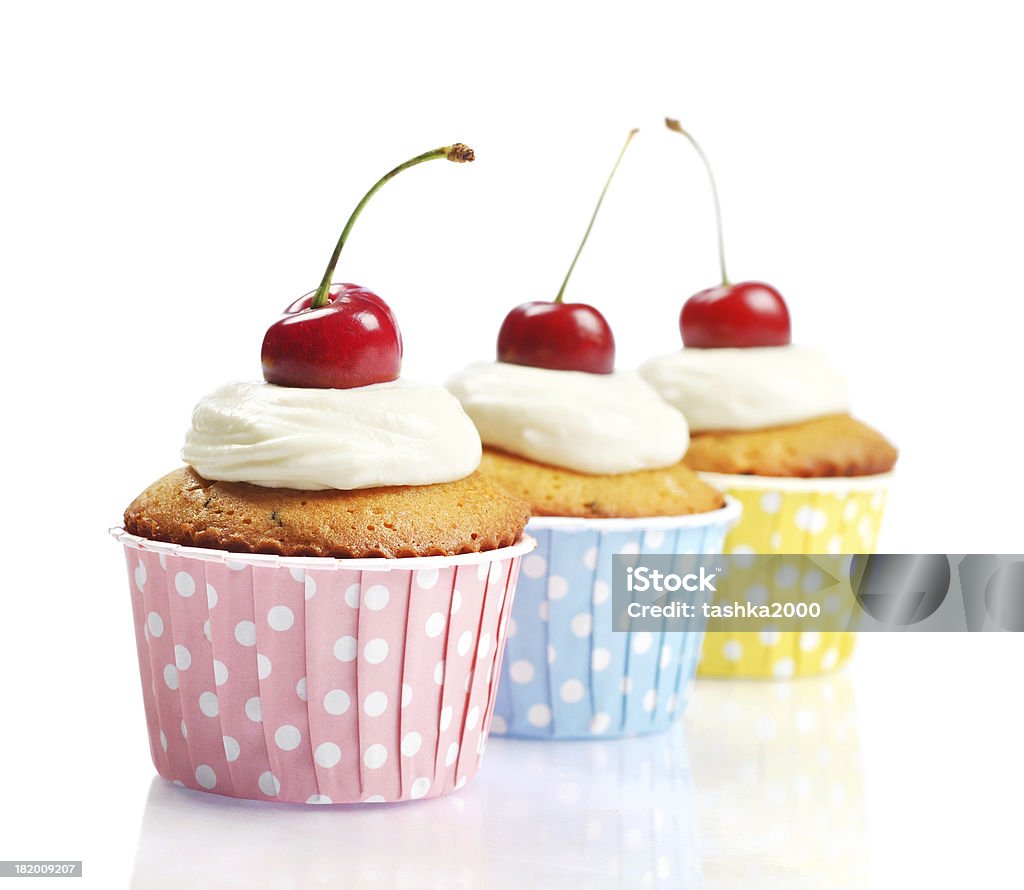 Cupcakes com cereja fresca - Foto de stock de Amarelo royalty-free