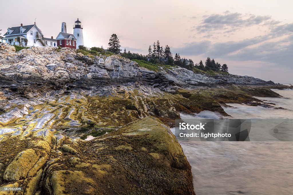 Puesta de sol sobre las olas de Pemaquid Point - Foto de stock de Acantilado libre de derechos