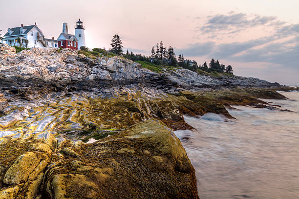 sunrise ウェイブズにペマクイッド - pemaquid peninsula lighthouse pemaquid point lighthouse hdr ストックフォトと画像