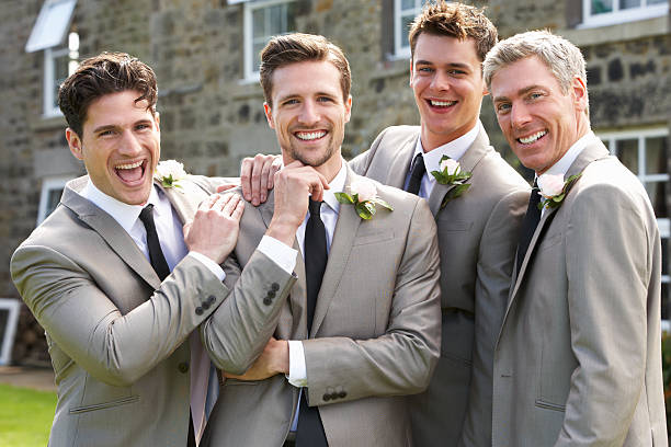 noivo com melhor homem e groomsmen em casamento - wedding suit imagens e fotografias de stock