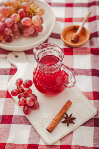 vinagre rojo ecológico casero con canela y anís. vinagre balsámico de uva tinta elaborado con uvas frescas fermentadas - balsamic vinegar bottle vinegar red wine fotografías e imágenes de stock